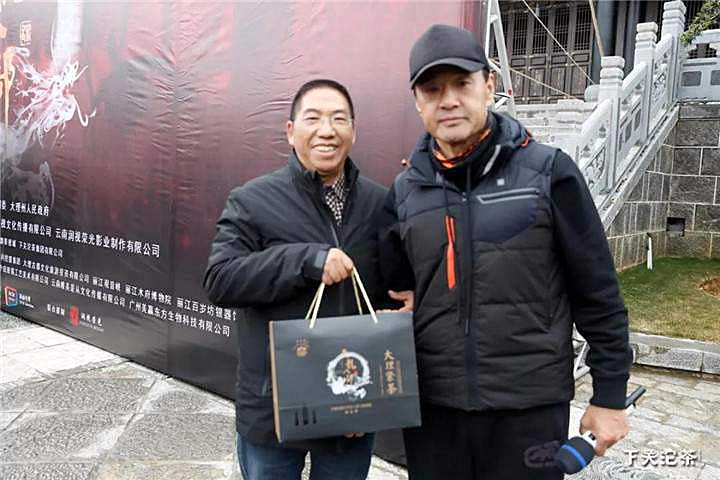 Генеральный директор Ся Гуань Цзю Юн (слева) и директор Юй Жунгуан (справа)
