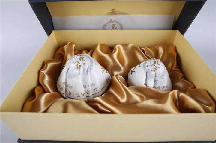 Подарочный памятный набор Тяньлун Ба Бу - внутри упаковки