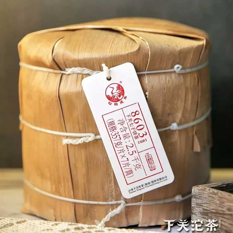 Тун чая Ся Гуань 8603 в бамбуковой скорлупе
