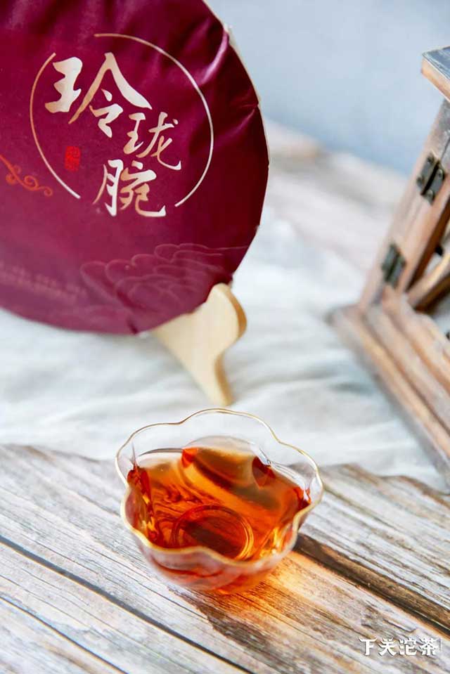 Ся Гуань Линлун Вань «Изысканная рука», шу пуэр, чайный блин, чайный настой