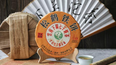 Ся Гуань Сун Хэ Тебин «Сосна и журавль» (松鹤铁饼), шен пуэр, 357 гр, 2020 г.