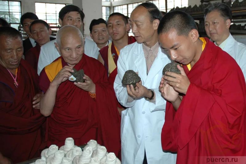 Два панчен-ламы посетили фабрику, чтобы лично убедиться в качестве чая, отправляемого на границы Китая. 