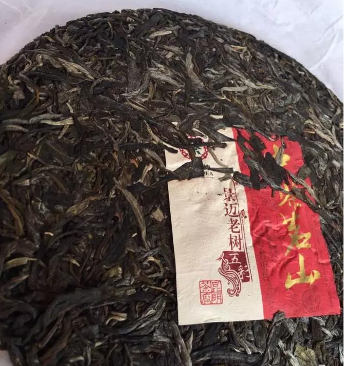Чжун Ча Цзинмай Лао Шу, шэн пуэр, поверхность чайного блина крупным планом