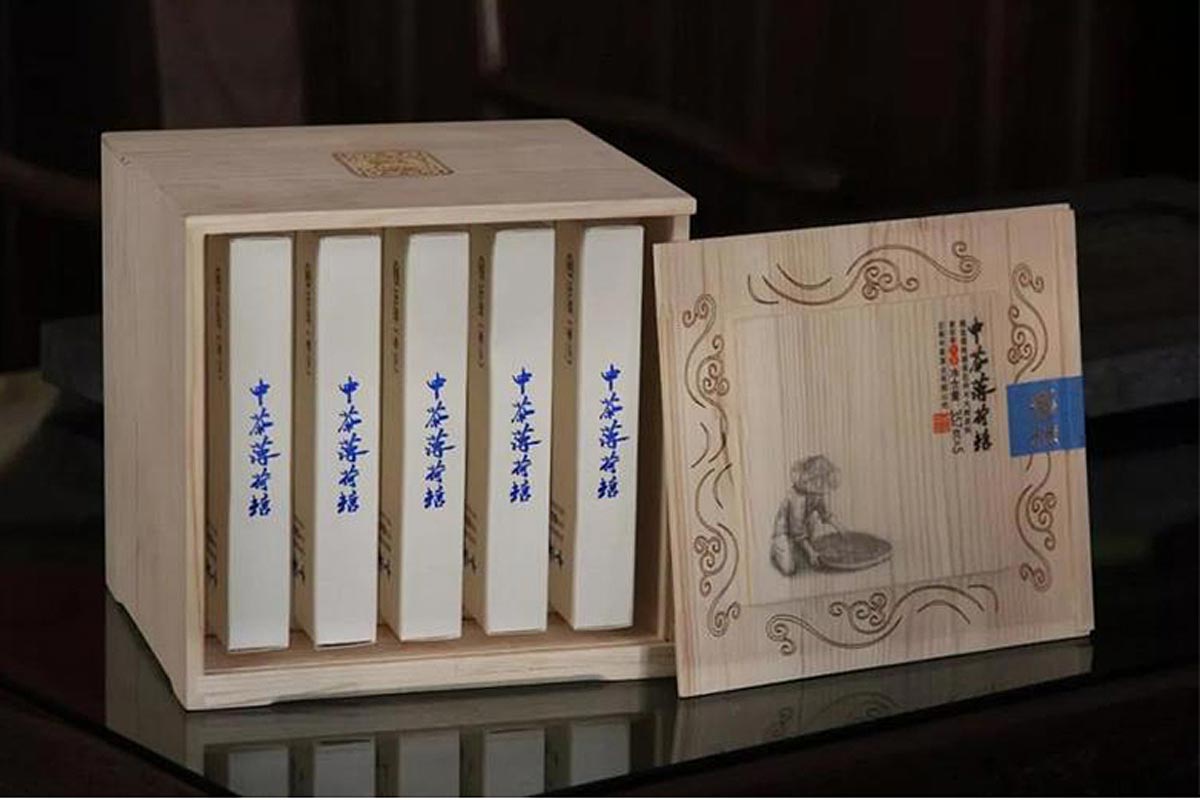 Чжун Ча Бохэ Тан, в деревянной коробке