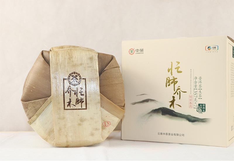 Чжун Ча Ман Фэй Цяо Му, шэн пуэр, 357 гр, 2019 г. – тун в бамбуковой скорлупе и фирменная коробка для туна с чаем