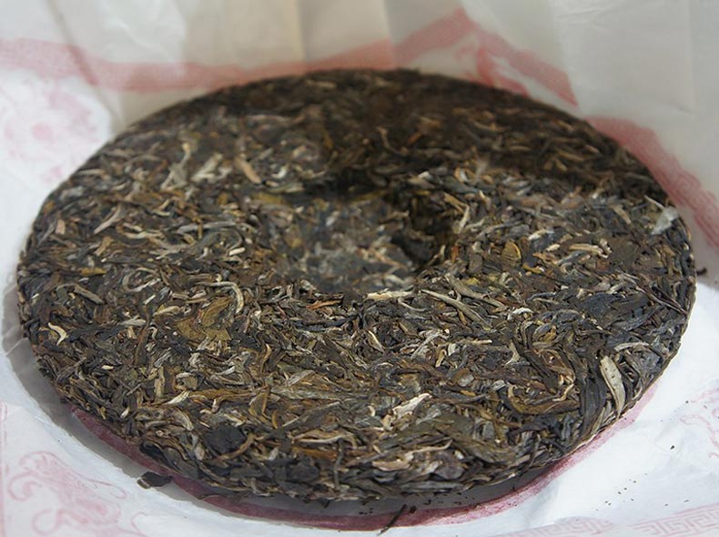 Чжу Ча Ба Ба Цин Бин, шэн пуэр, 357 гр, 2020 г. поверхность чайного блина
