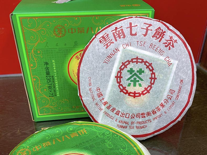 Чжу Ча Ба Ба Цин Бин, шэн пуэр, 357 гр, 2020 г. две упаковки чайного блина и коробка для туна