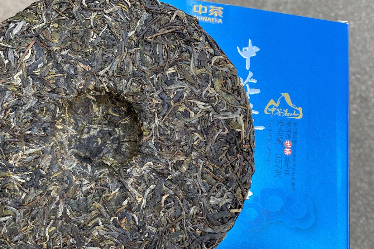 Чжун Ча Бохэ Тан, шэн пуэр, 357 гр, 2020 г., поверхность чайного блина