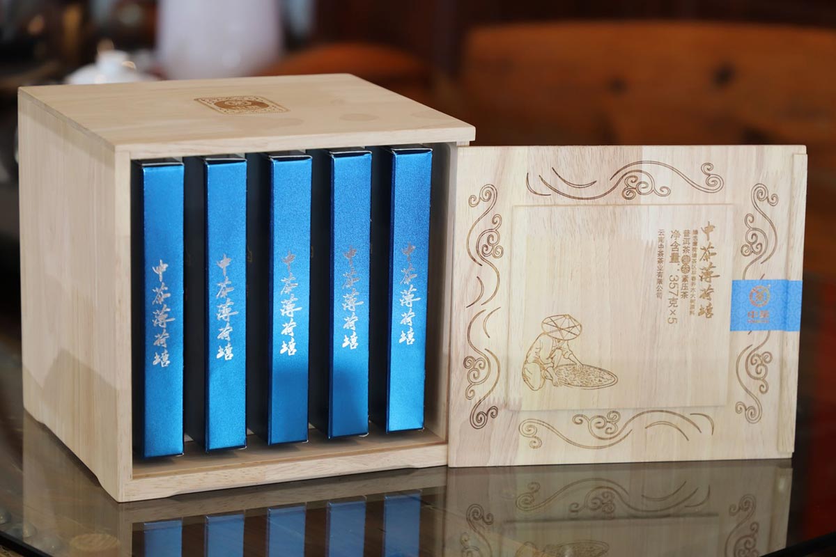 Чжун Ча Бохэ Тан, шэн пуэр, 357 гр, 2020 г., деревянный ящик для пяти блинов чая