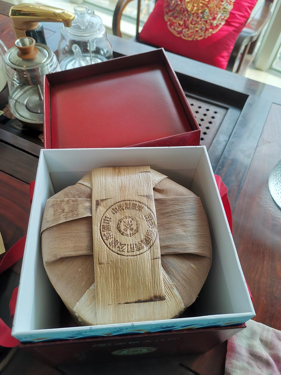 Чжун Ча Да Хун Инь, шэн пуэр, 357 гр, 2021 г. укладка туна в бамбуковой скорлупе внутри коробки