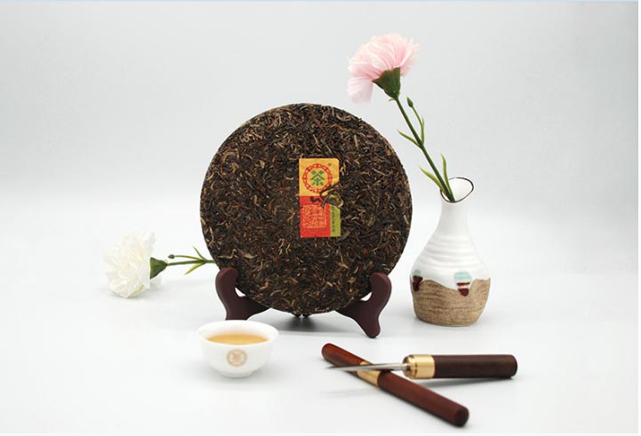Чжун Ча Хун Жуй Сянь Чунь, шэн пуэр, 357 гр. 2021 г. поверхность чайного блина