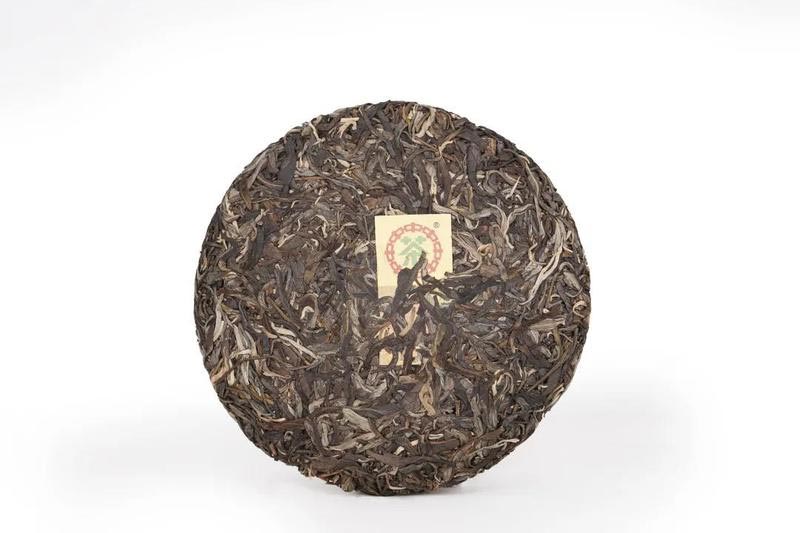 Чжун Ча Шань Уцзи, шэн пуэр, 357 гр. 2021 г. поверхность чайного блина