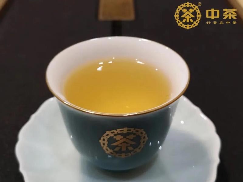Чжун Ча Ча Сян Сы Лу Бань Чжан, шэн пуэр, 357 гр, 2021 г. цвет чайного настоя