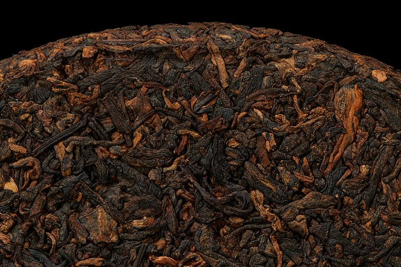 Чжун Ча Ху Сяо Цзинь Шэн, шу пуэр, 3120 гр, 2022 г, фрагмент поверхности чайного блина